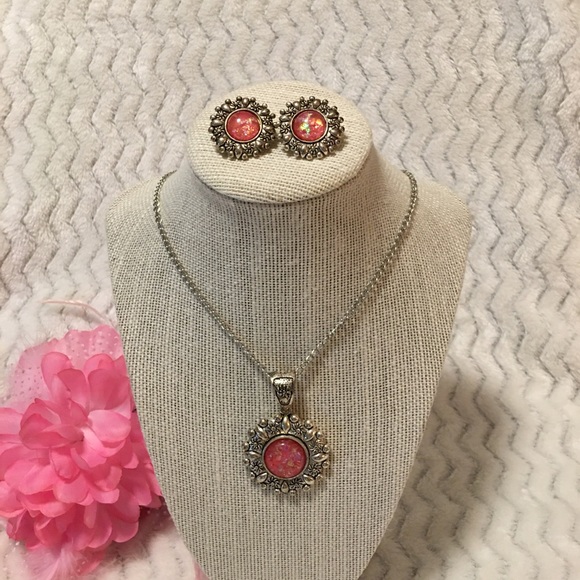Jewelry - Vintage Pink Mother Of Pearl Necklace & Earrings